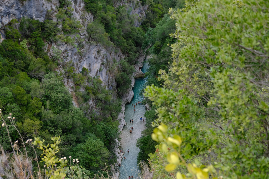 Πεζοπόροι στον ποταμό Αχέροντα